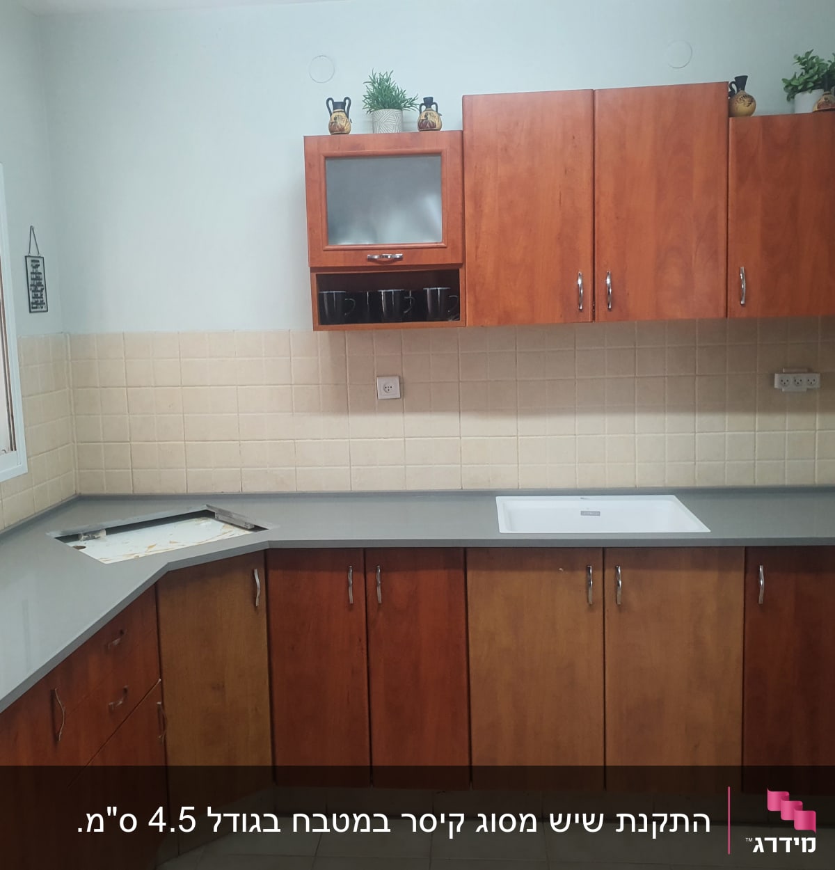 שיש אפור במטבח עם ארונות עץ וכיור לבן